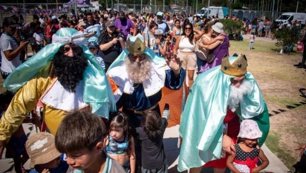 Los Reyes Magos repartieron regalos a miles de niños