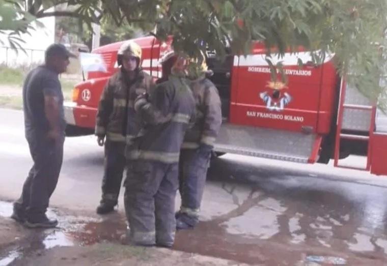 Intentó saltar la reja de su casa, quedó incrustado en un hierro y tuvo que ser rescatado