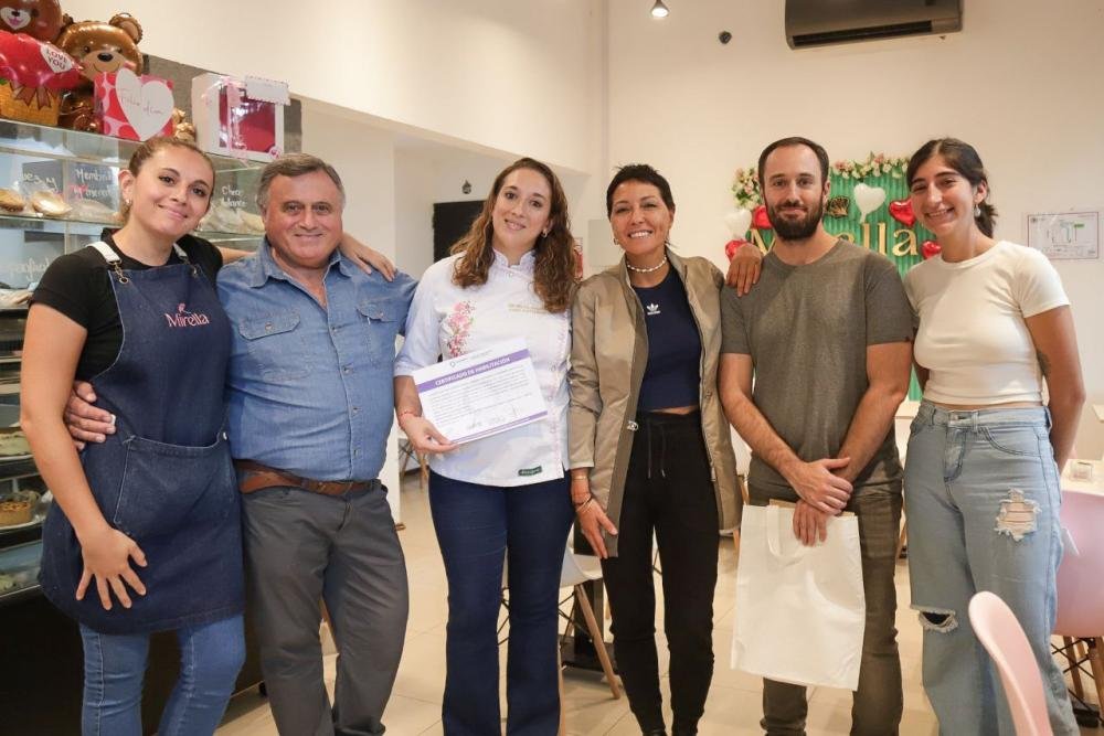 Mayra Mendoza entregó certificado de habilitación a una pastelería
