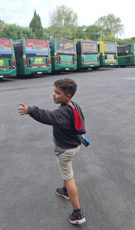 Trabajadores de la Línea 85 cumplieron el sueño de Liam, un niño con autismo fanático de los colectivos