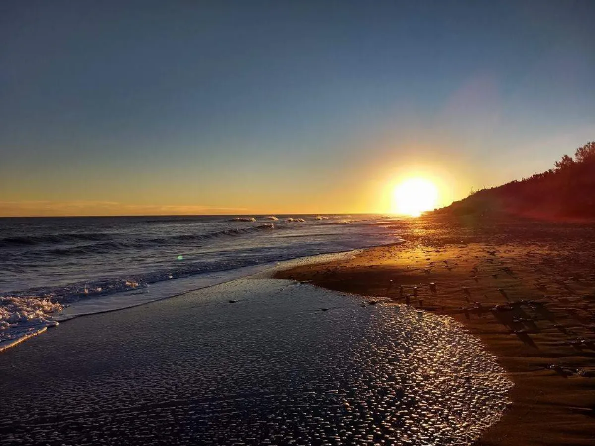Playa y bosque: el balneario olvidado de la Costa Atlántica ideal para visitar en otoño