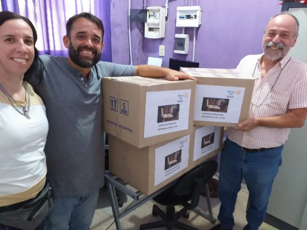 El Rotary de Ezpeleta donó material educativo a centros de formación profesional