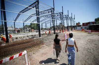 Mayra Mendoza recorrió obras en el Barrio Kolynos
