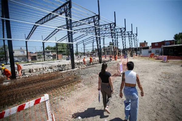 Mayra Mendoza recorrió obras en el Barrio Kolynos