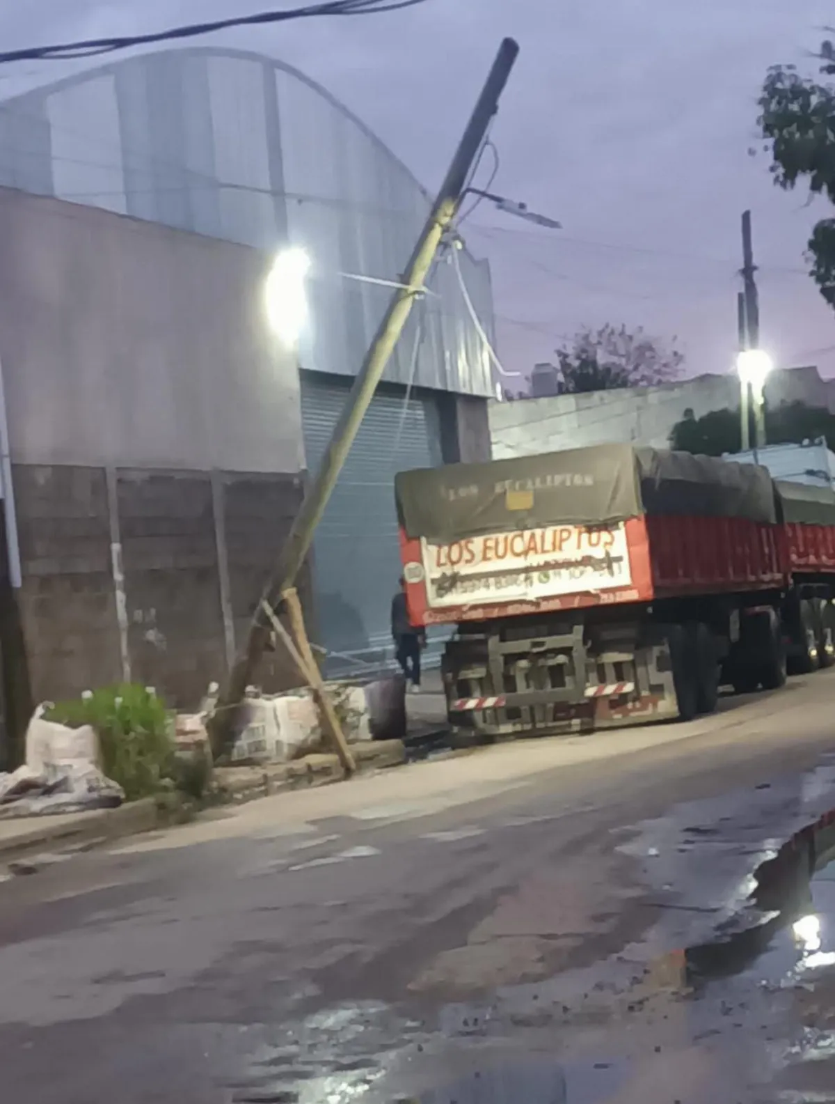 Camión enganchó cables y derribó un poste de luz en San Francisco Solano