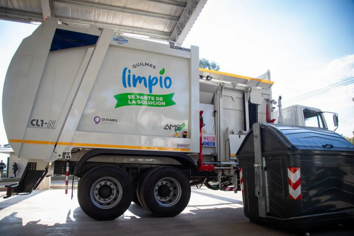 Presentaron un nuevo camión de carga lateral y 300 contenedores