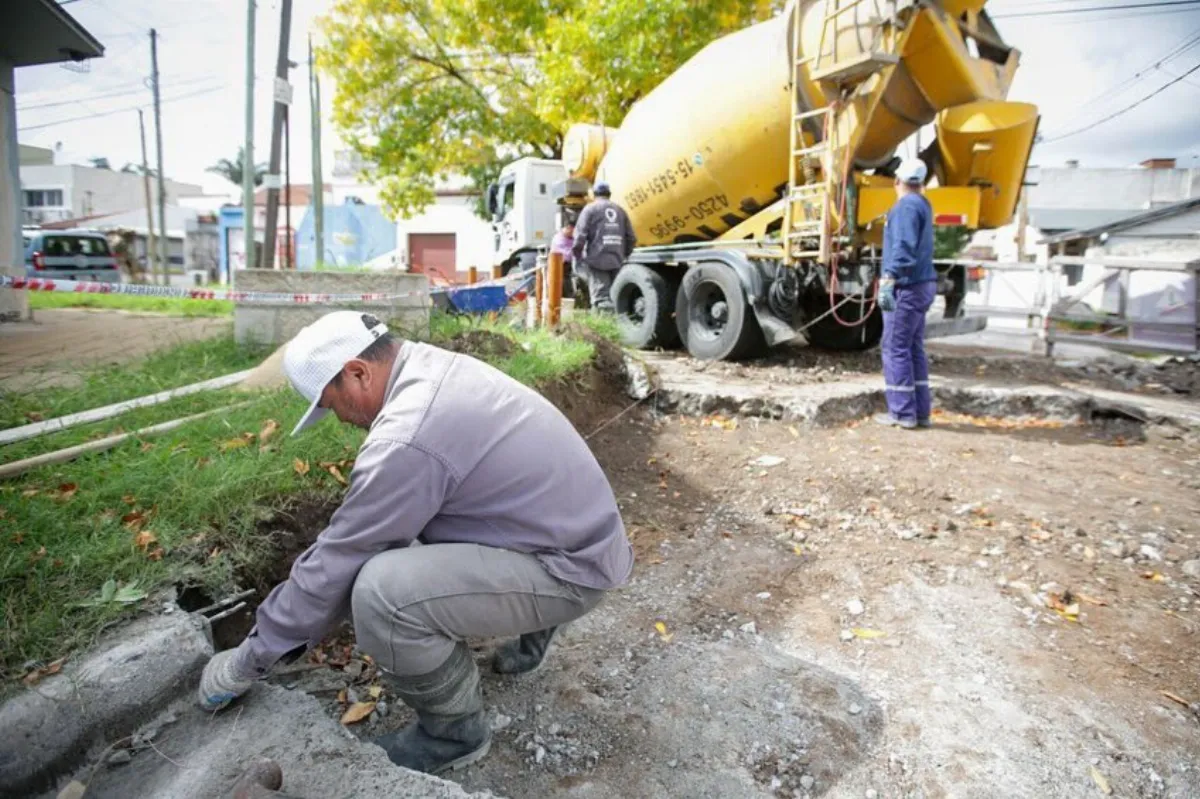 Trabajos de bacheo y reparación de sumideros en Bernal Oeste