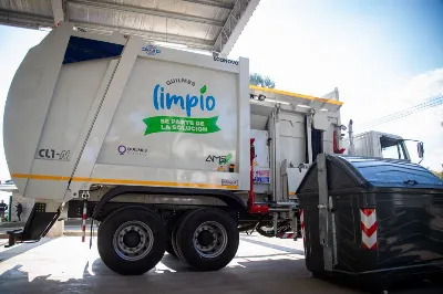 Presentaron un nuevo camión de carga lateral y 300 contenedores