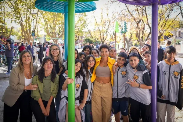 Mayra Mendoza inauguró el nuevo patio de juegos en la Plaza de la Cruz