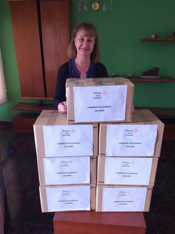 El Rotary Club Ezpeleta donó ropa a la ONG "Caminos Solidarios Quilmes"