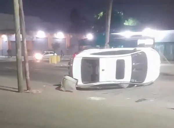 Violento vuelco sobre la avenida San Martín en Solano