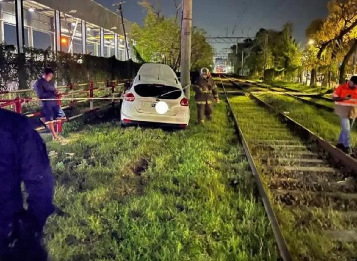 Un auto perdió el control y terminó pegado a las vías del Tren Roca