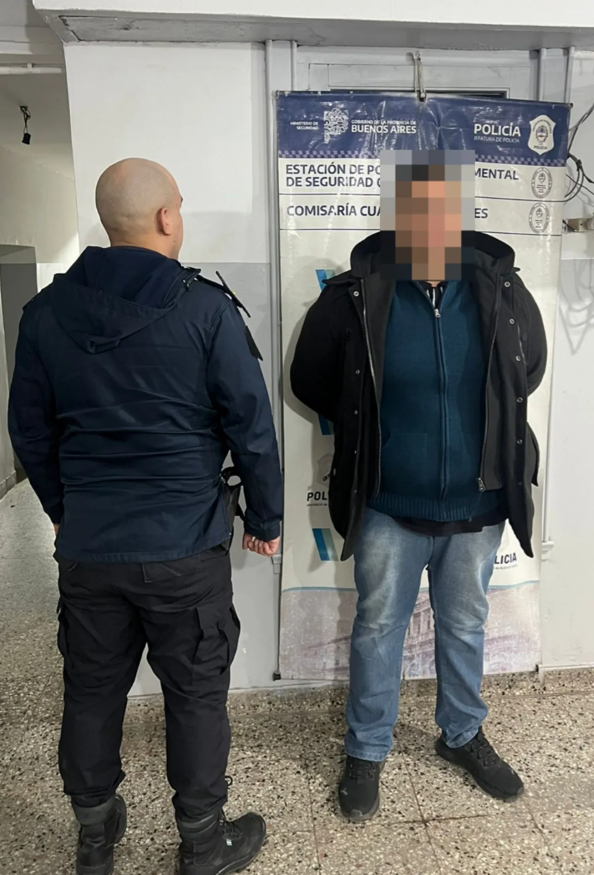 Golpeó a dos vecinos con una pistola y disparó al suelo: Fue detenido