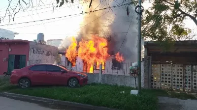 Feroz incendio en Ezpeleta: Pedido de ayuda solidaria para la familia afectada