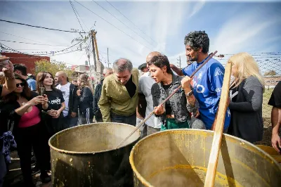Mayra Mendoza y Máximo Kirchner recorrieron obra y compartieron locro con vecinos de Itatí
