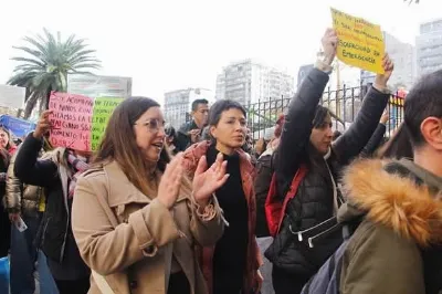 Mayra Mendoza acompañó a Familias TEA de Quilmes en la marcha contra los ajustes en Discapacidad