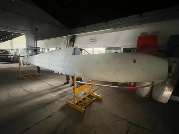 Alumnos del IMPA restauran un histórico planeador para el Museo Nacional Aeronáutico