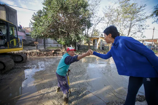 Mayra Mendoza recorrió la obra de pavimentación de 12 cuadras en un barrio de Quilmes Oeste