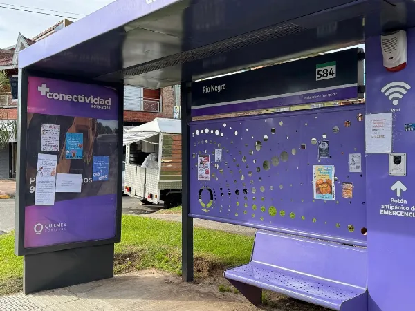 Malestar en el Municipio: Restauraron las Paradas Seguras y rápidamente se llenaron de afiches
