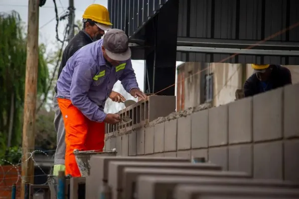Sigue avanzando la construcción del polideportivo en el Barrio Kolynos