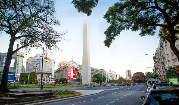 El Obelisco cumple años y se celebra subiendo a la cúspide