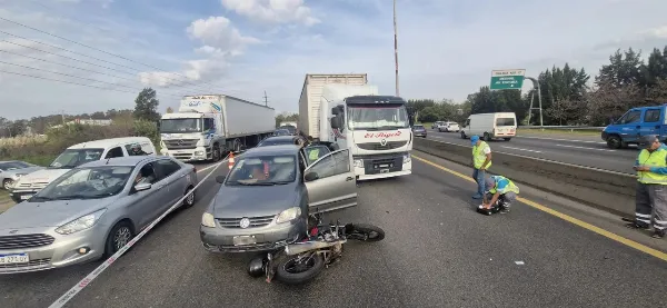Terrible accidente en la Autopista altura Bernal: Motociclista murió y provocó una colisión múltiple