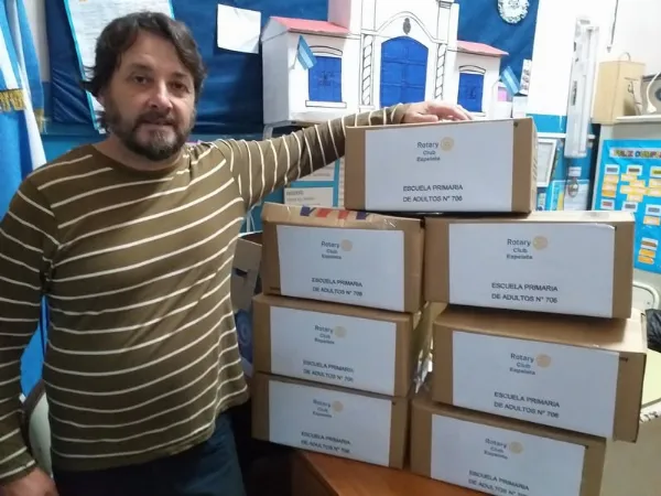 El Rotary de Ezpeleta donó ropa y calzado a una escuela de adultos