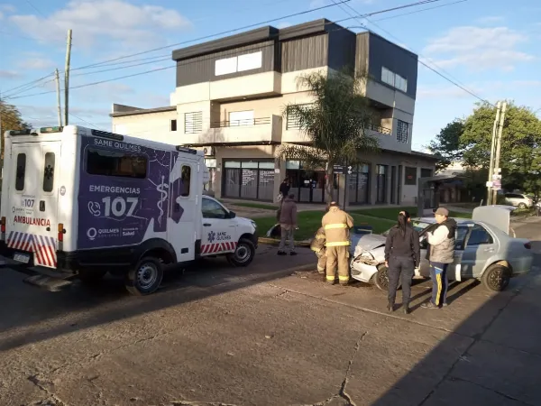 Chocaron un auto y una camioneta en Quilmes Oeste: Un herido leve