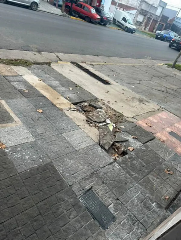 Reclaman a AySA por una vereda rota que lleva más de tres años sin solución