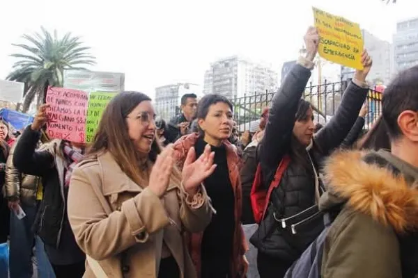 Mayra Mendoza acompañó a Familias TEA de Quilmes en la marcha contra los ajustes en Discapacidad