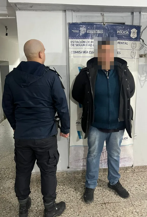 Golpeó a dos vecinos con una pistola y disparó al suelo: Fue detenido
