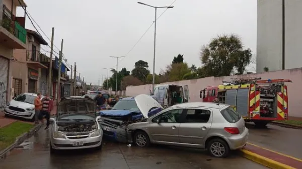 Choque múltiple en Ezpeleta: Tres autos involucrados y dos heridos