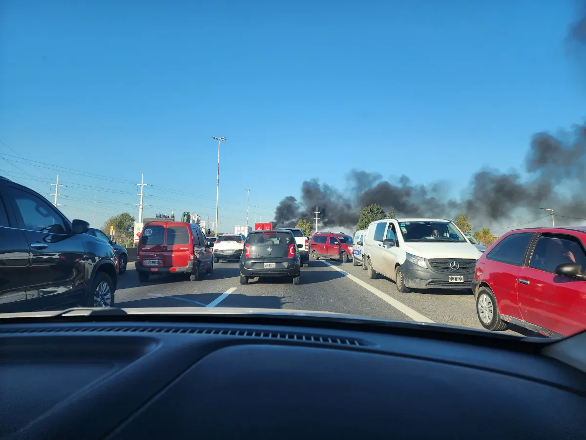 Organizaciones sociales cortaron la autopista en apoyo a CFK