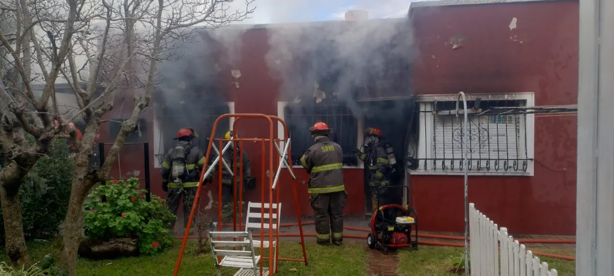 Trágica mañana en Quilmes: Un hombre murió y una mujer resultó gravemente herida en un incendio