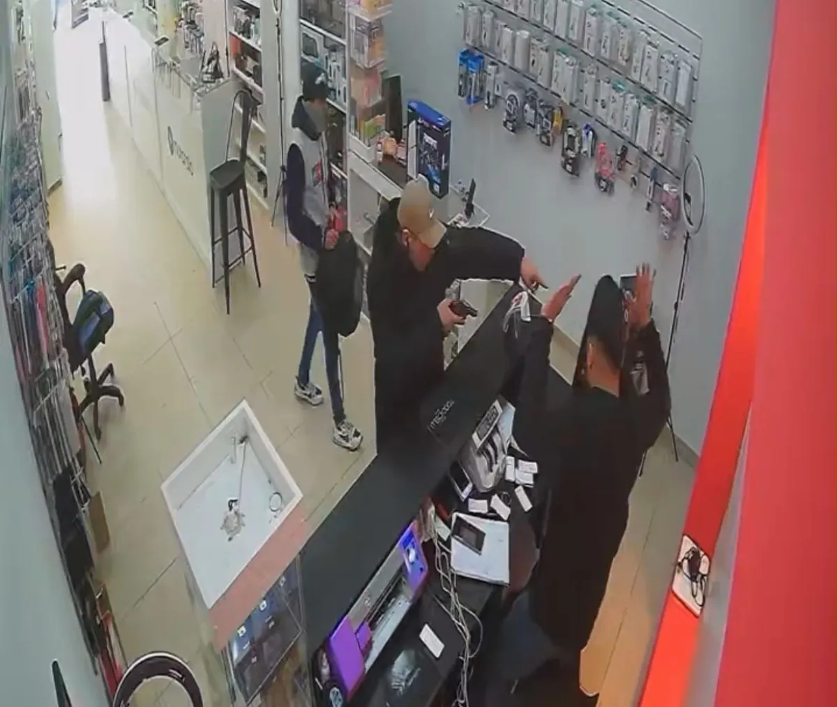 Violento asalto en Solano: Vaciaron un local de celulares recién inaugurado