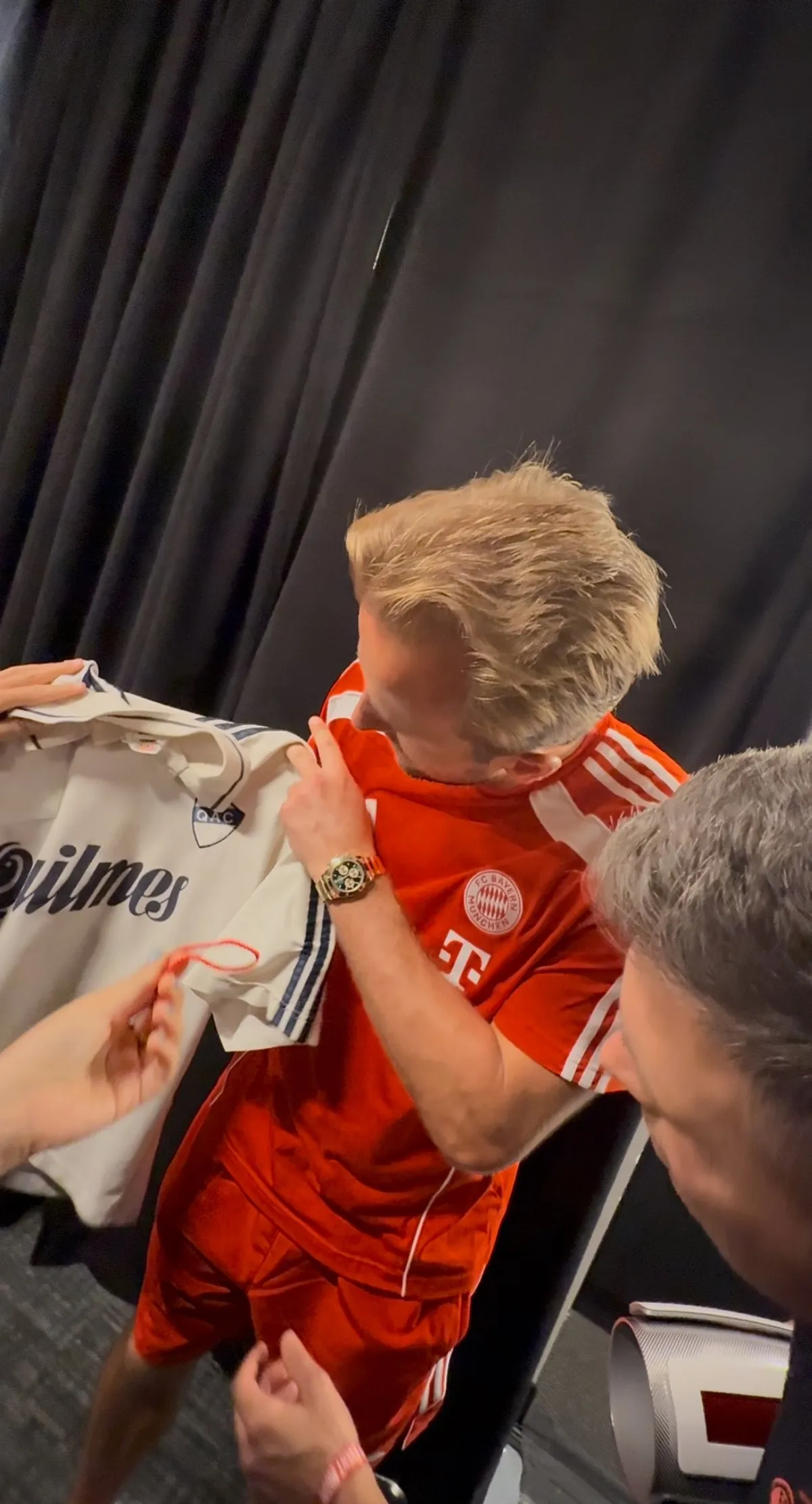 El futbolista inglés Harry Kane posó con la camiseta del “Cervecero”