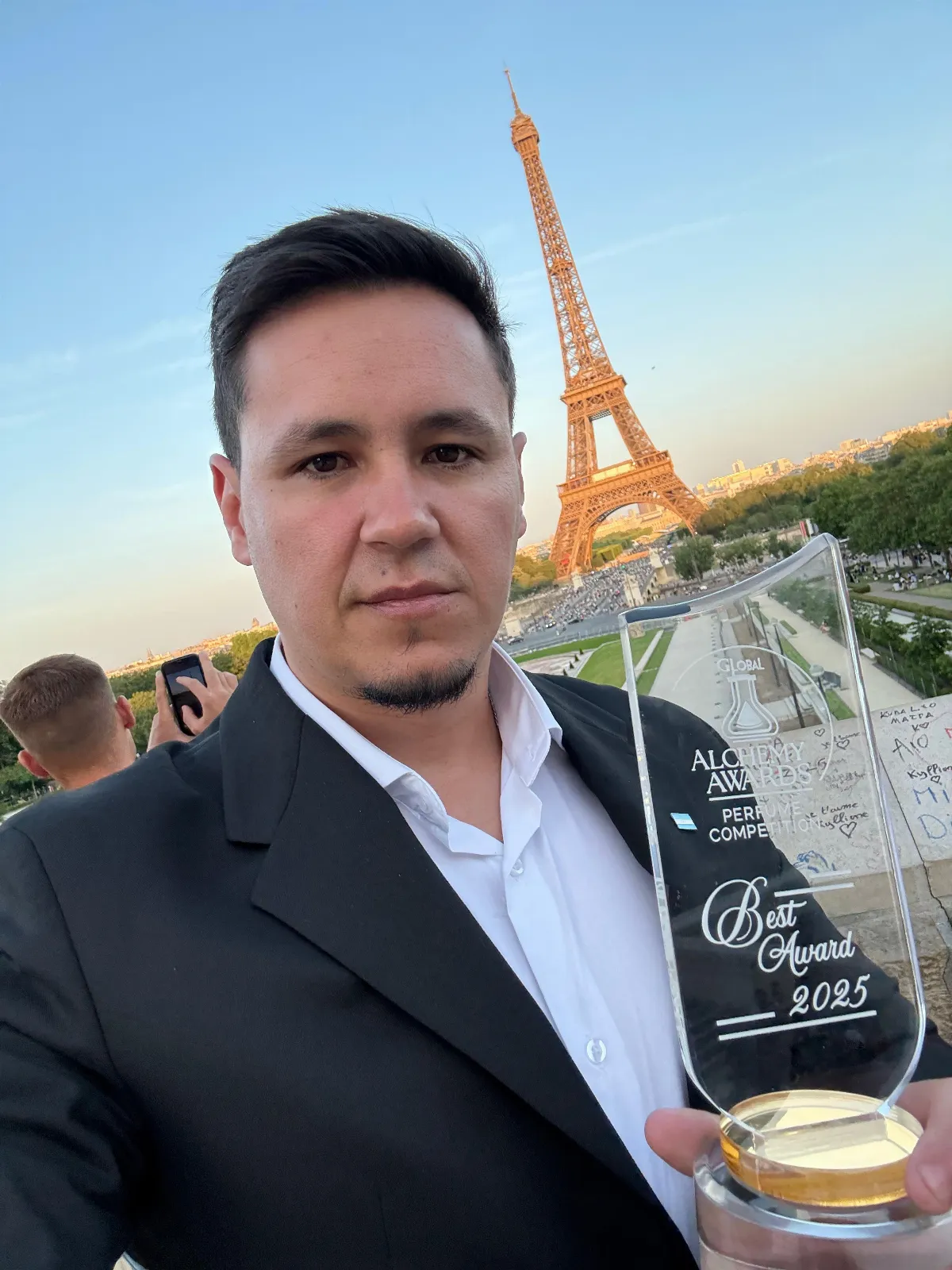El perfumista bernalense Lucas Fierro hizo historia en Francia: ganó el Global Alchemy Awards
