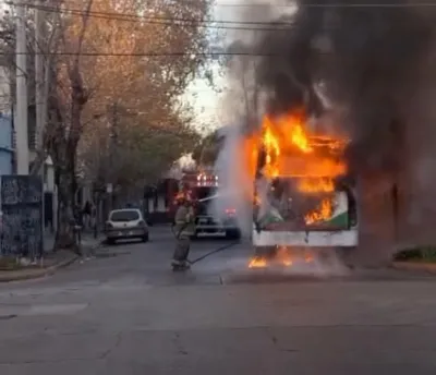 Voraz incendio en un colectivo de MOQSA