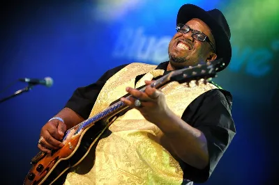 Slam Allen, leyenda del blues y soul, toca en vivo en Nocera Bar