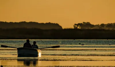El pueblo con viñedos, lagunas y turismo rural para disfrutar un fin de semana de descanso