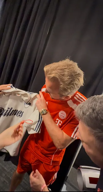 El futbolista inglés Harry Kane posó con la camiseta del “Cervecero”