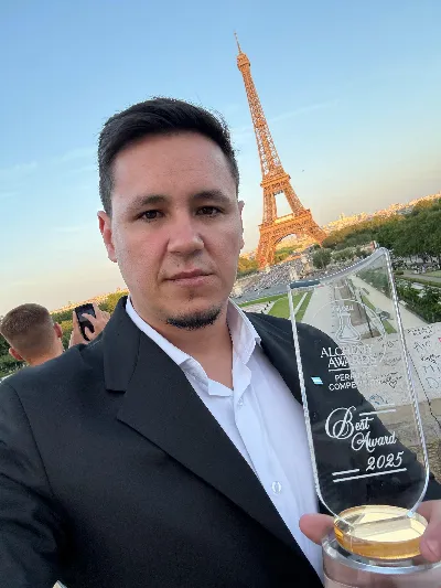 El perfumista bernalense Lucas Fierro hizo historia en Francia: ganó el Global Alchemy Awards
