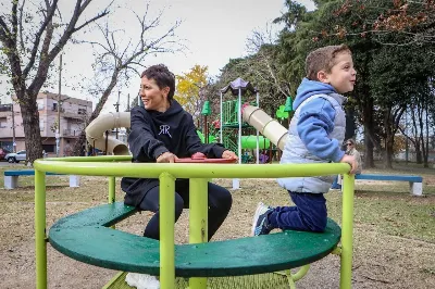 Mayra Mendoza inauguró los nevos juegos inclusivos de la plaza Onda Verde
