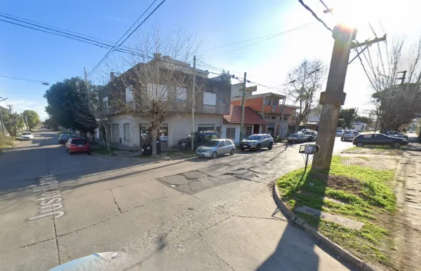 Vecinos de Ezpeleta sin luz desde anoche tras incendio en cable de alta tensión