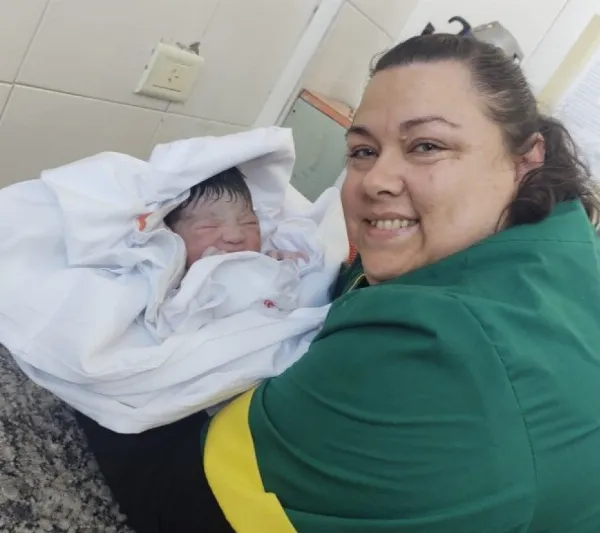 Don Bosco: No llegó al hospital y tuvo a su beba en el auto