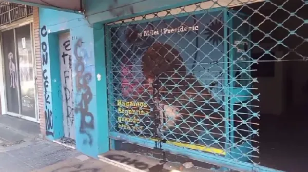 Violento ataque político en Quilmes: Vandalizaron el local de La Libertad Avanza