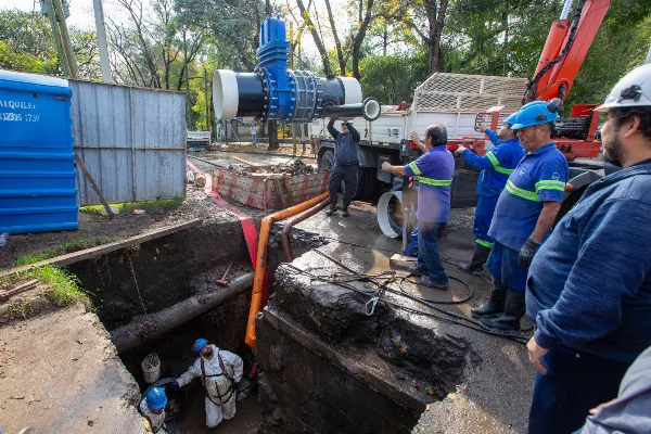 AySA realizó el cambio de una importante válvula para optimizar la red de agua potable