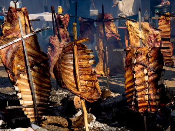 El pueblo desconocido con la mejor tradición de asado y una fiesta que enamora