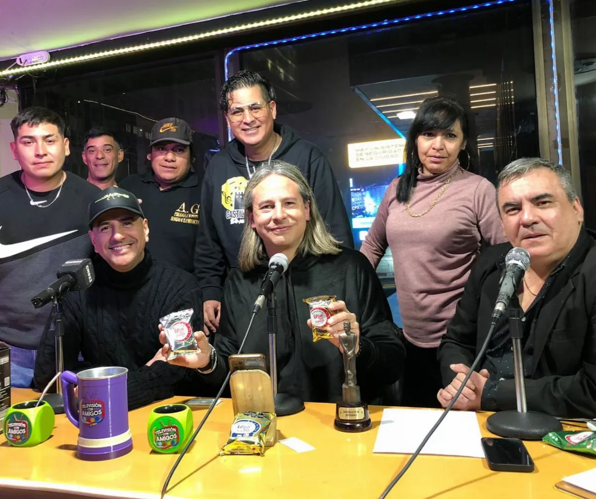 Quilmeños defendieron al Capitán del Espacio en un streaming: Lo degustaron con cuchillo y tenedor