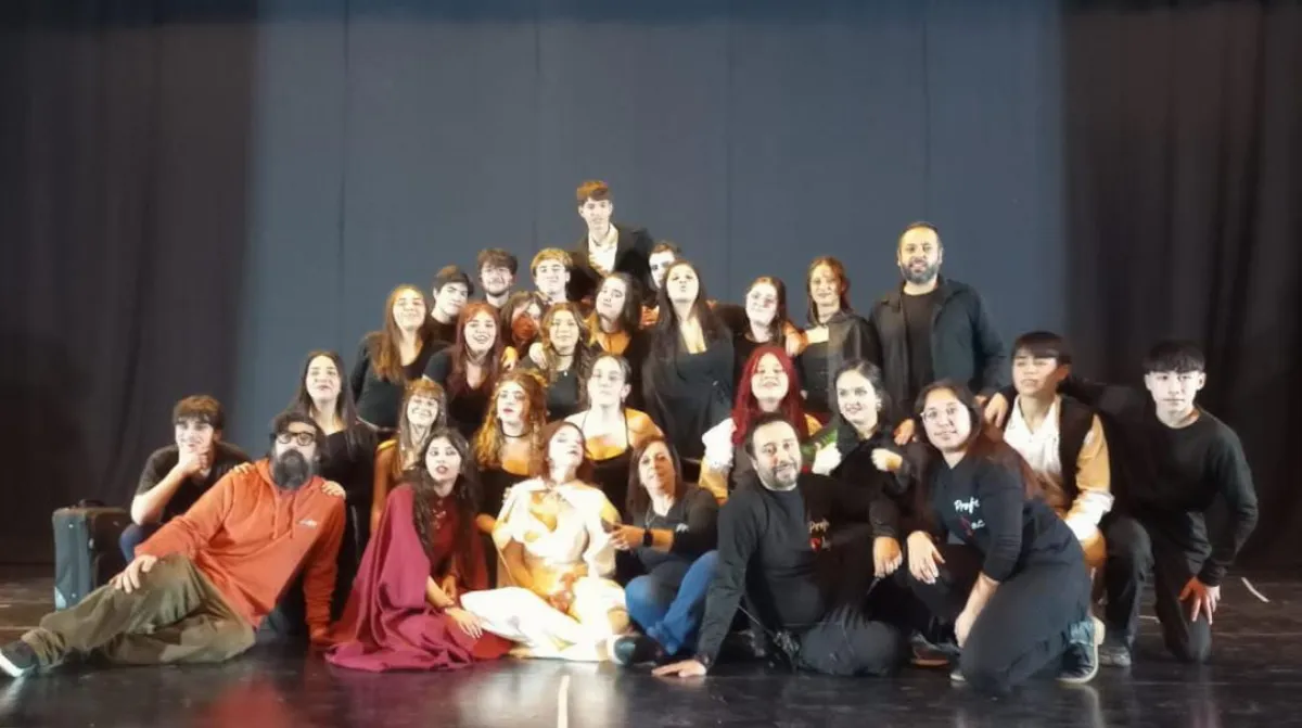 Alumnos del Santa Teresita de Ezpeleta brillaron con la obra Drácula en el Teatro Municipal